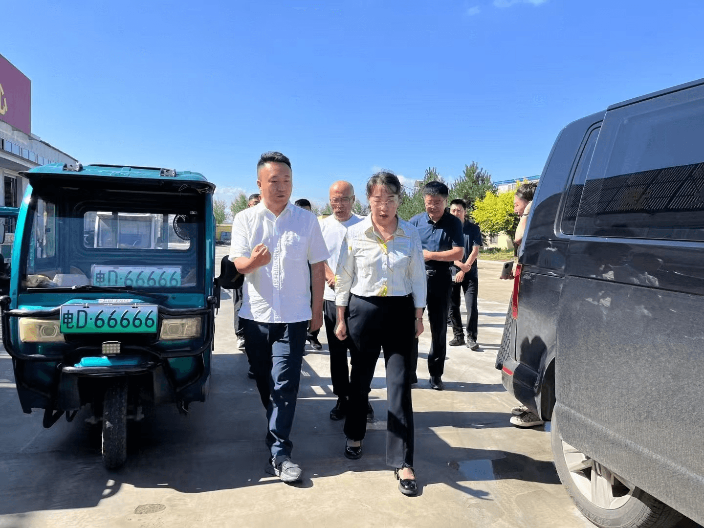 丰镇市市委书记李英一行到丰镇市电子商务数字运营中心考察交流