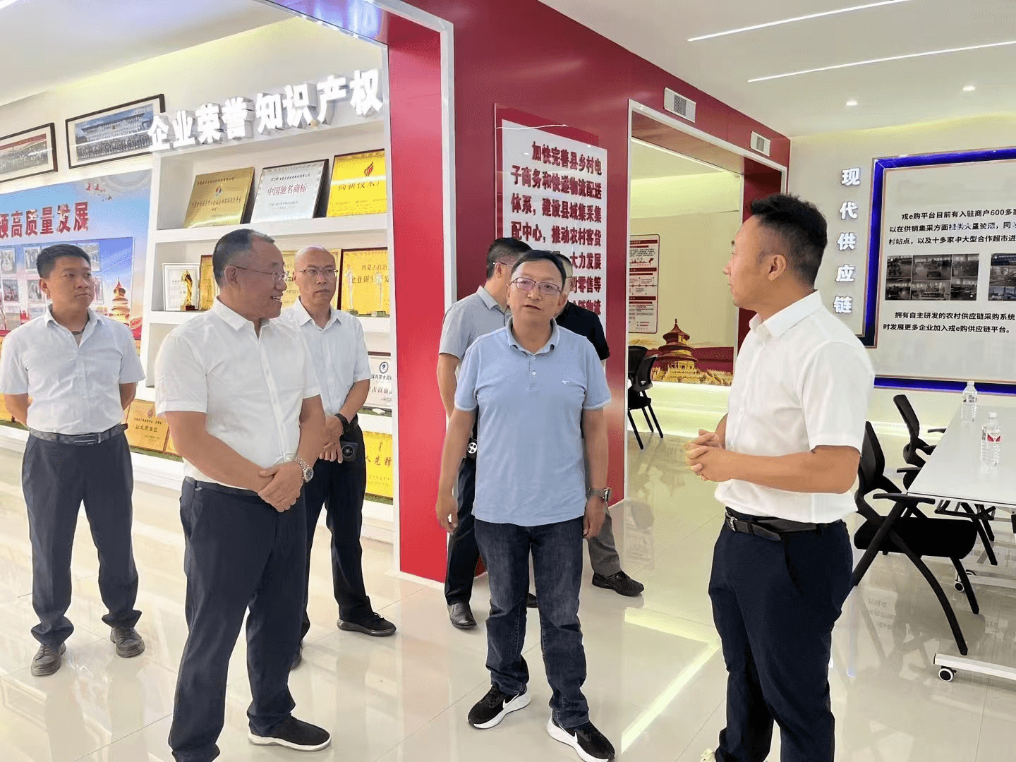 西藏商务厅尼玛顿珠副厅长、内蒙古商务厅王亚鸣副处长考察调研