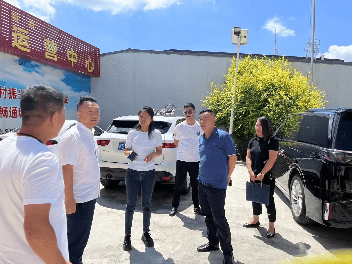 乌兰察布市供销社张玉娟主任一行到丰镇市电子商务数字运营中心考察交流