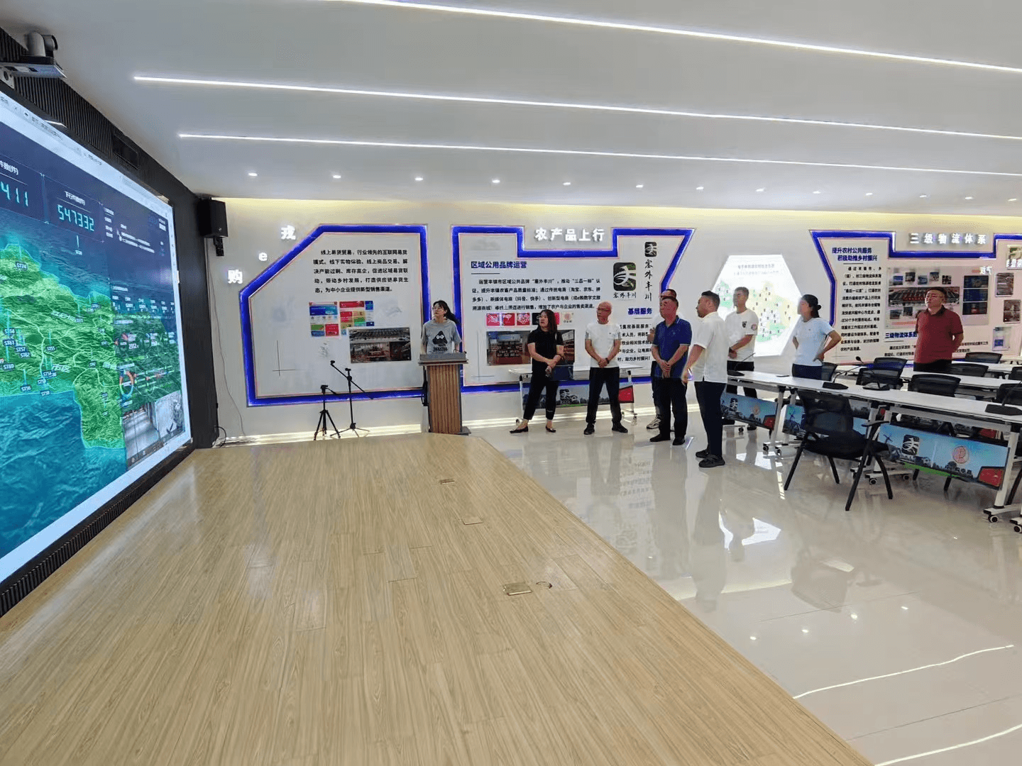 乌兰察布市供销社张玉娟主任一行到丰镇市电子商务数字运营中心考察交流